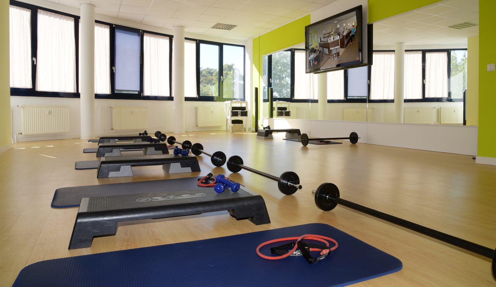 Kursraum mit Trainingsmatten
