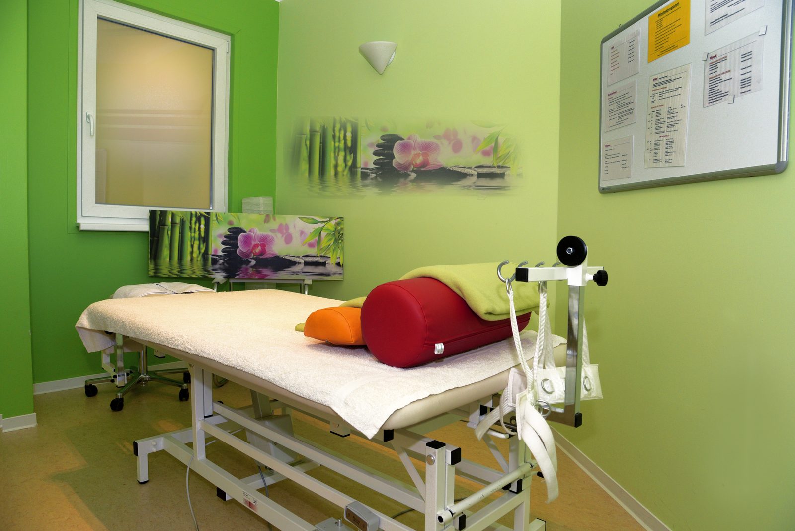 Heller Behandlungsraum mit Therapieliege
