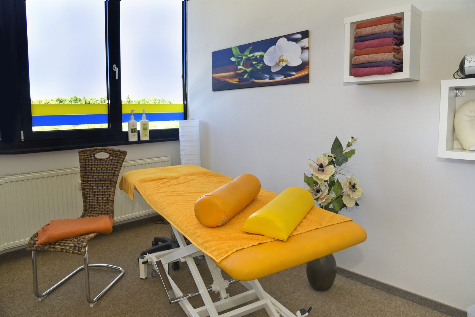 Behandlungsraum mit Therapieliege